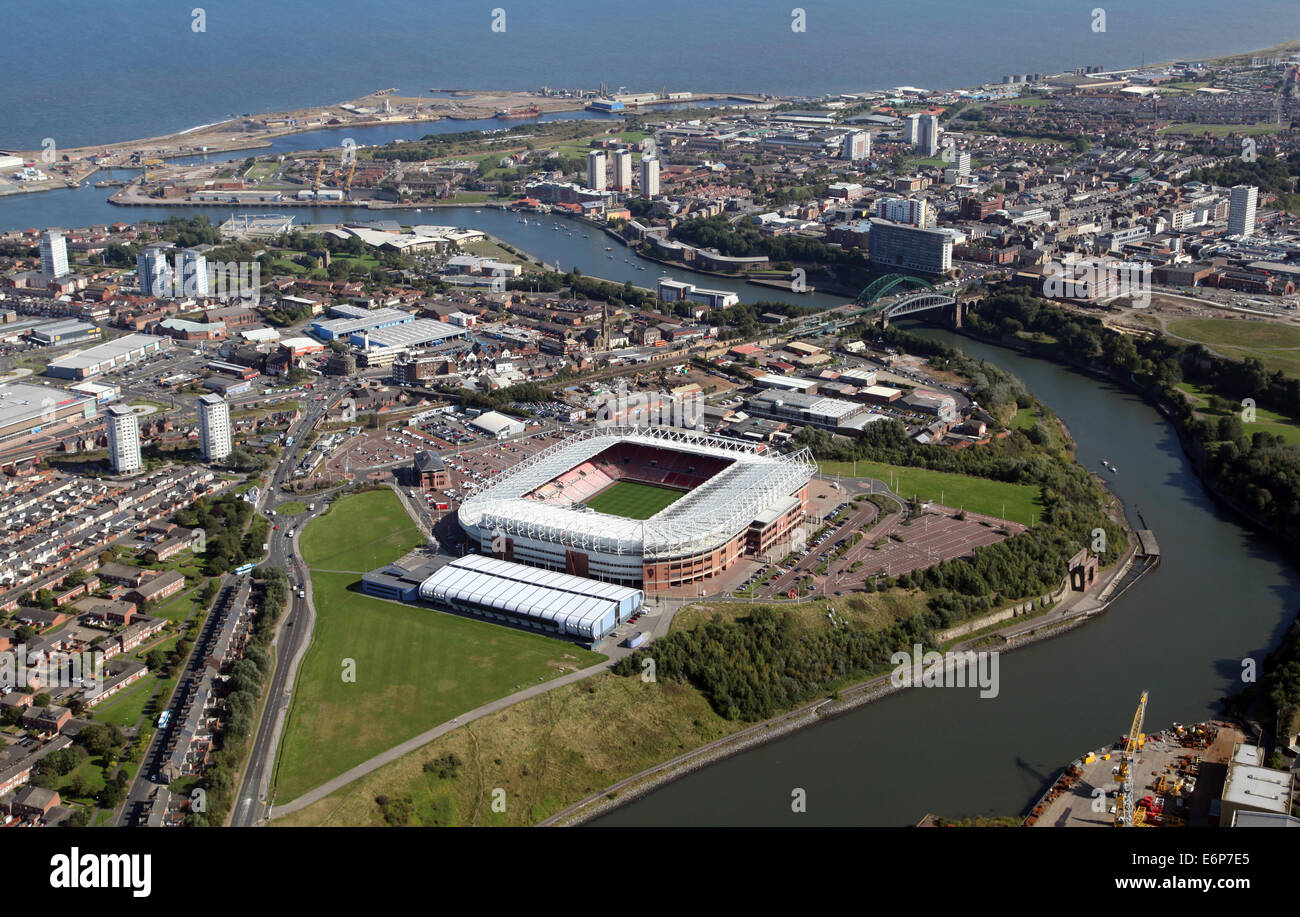 Luftaufnahme von Sunderland mit dem Fluss tragen und Stadium of Light im Vordergrund Stockfoto