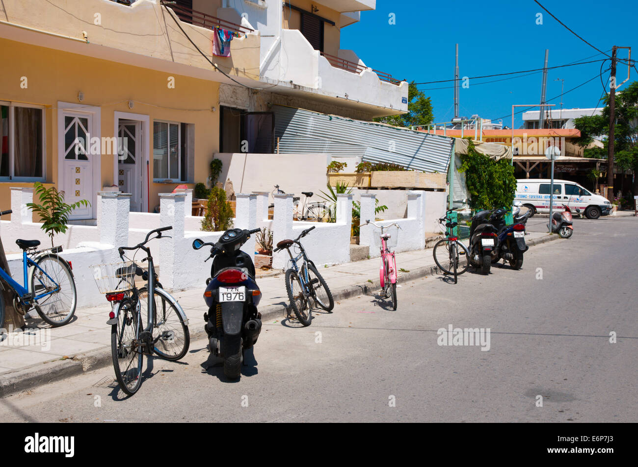 Geparkte Fahrräder und Roller, Kos-Stadt, Insel Kos, Dodekanes, Griechenland, Europa Stockfoto