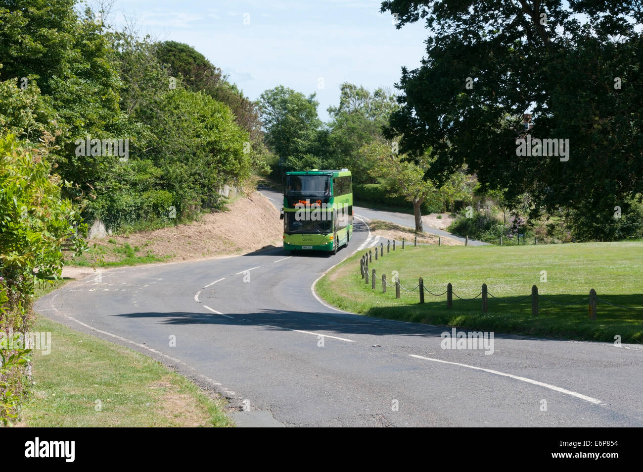 Ein Southern Vectis-Doppeldecker-Bus auf der Isle Of Wight in der Nähe von Brighstone. Stockfoto