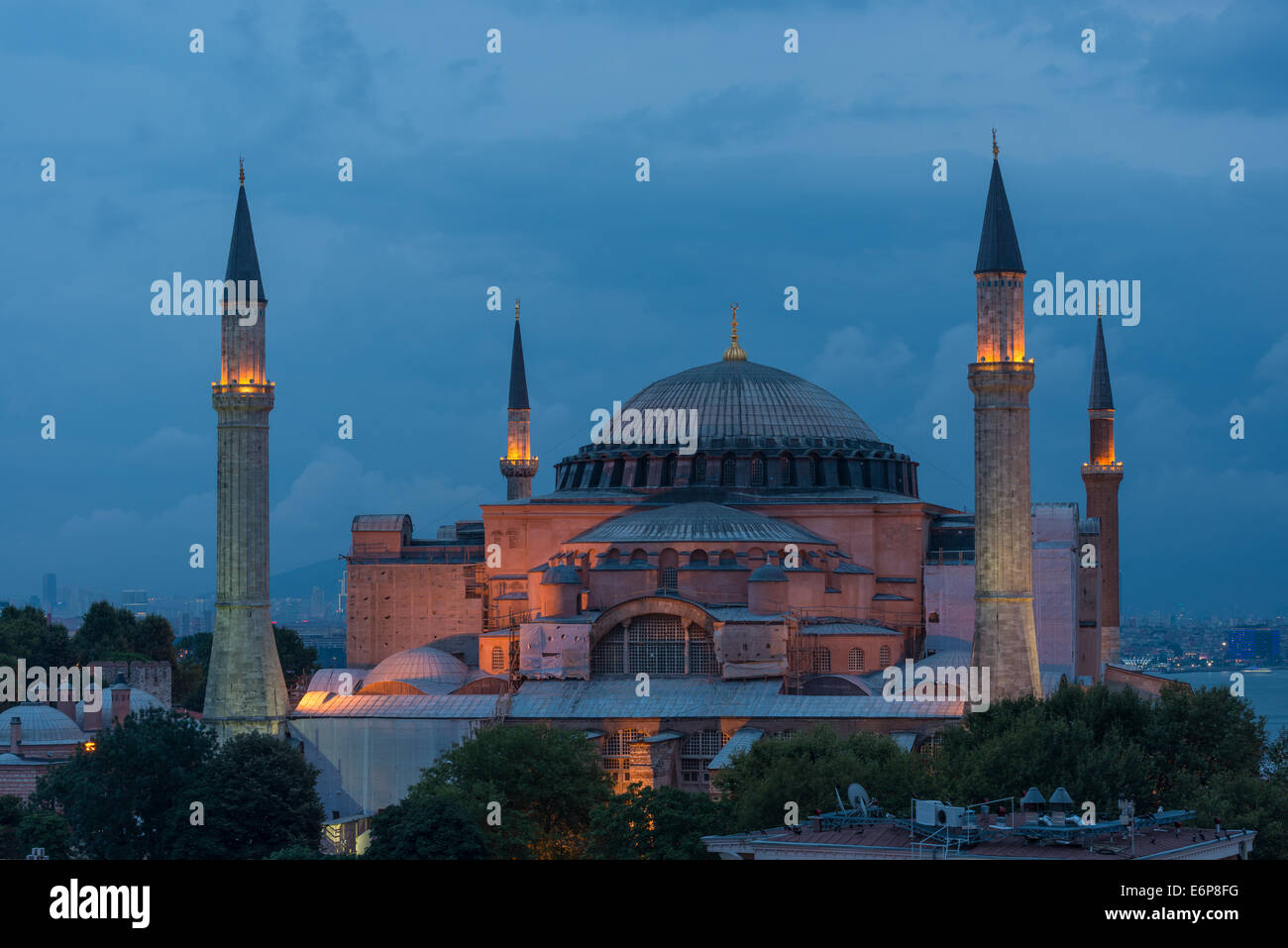Die Hagia Sophia ist nachts beleuchtet. Stockfoto