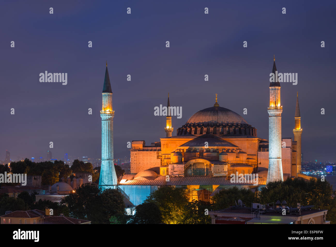 Die Hagia Sophia ist nachts beleuchtet. Stockfoto