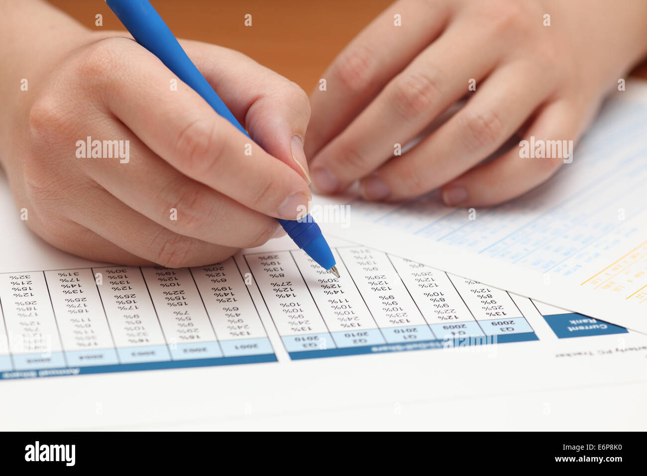 Frau, die Analyse von Finanzdaten. Stockfoto