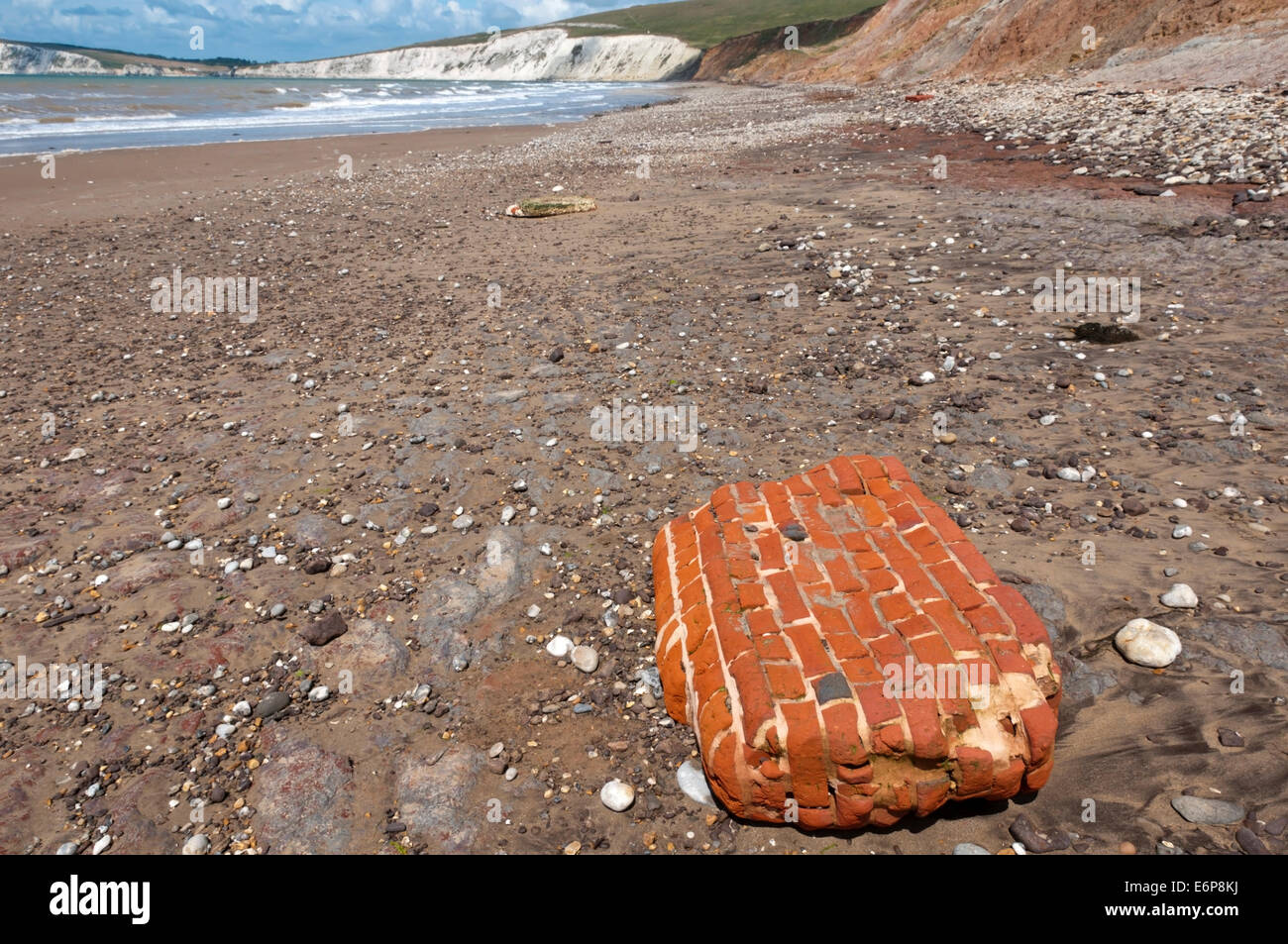 Verwitterte Mauerwerk liegen am Strand von Brook Bay auf schnell schwindende Küste der südlichen Isle Of Wight. Stockfoto