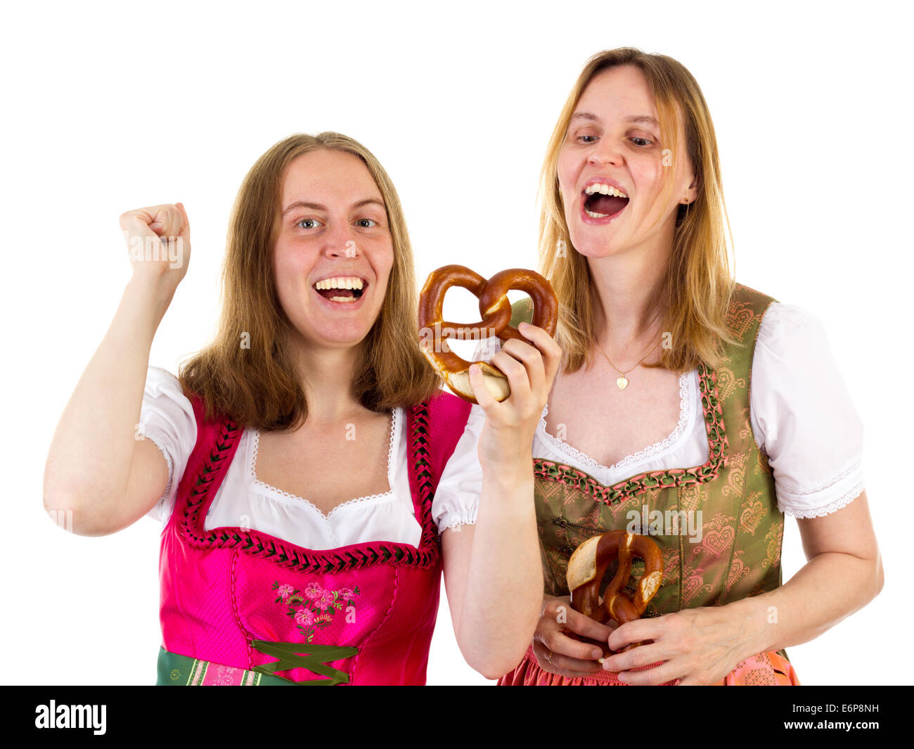 Frauen im Dirndl essen leckere Brezel Stockfoto
