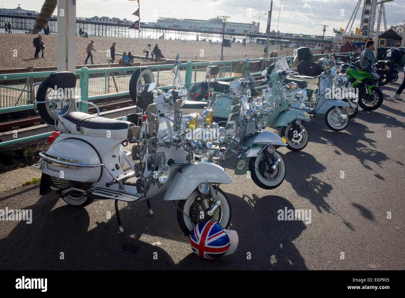 Vespa Roller auf dem Display auf Brightons Strandpromenade Esplanade am Wochenende und Feiertagen. Stockfoto