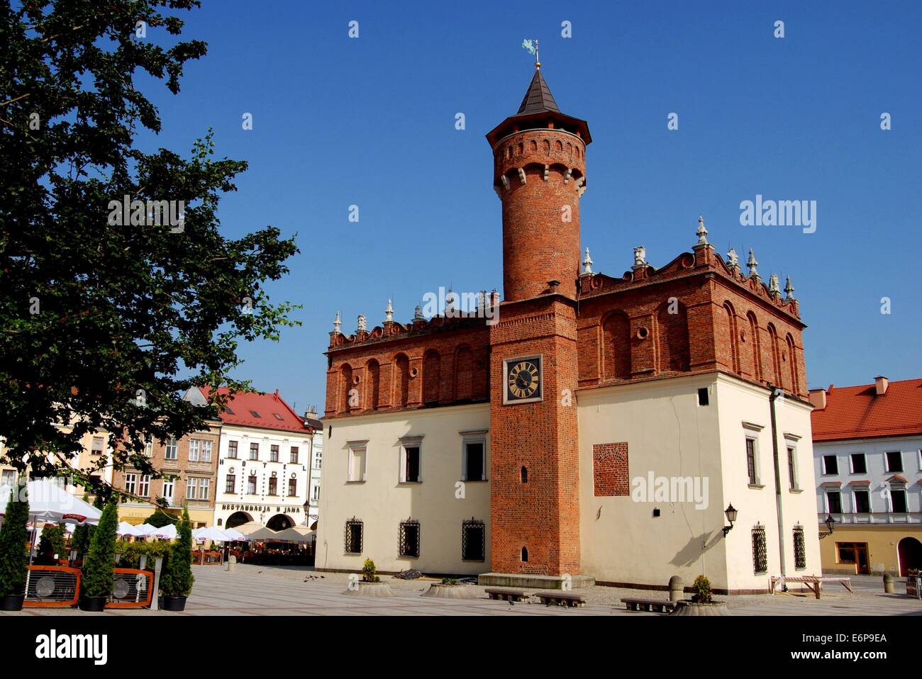 TARNÓW, Polen: Der imposante Renaissance-Stil Ratusz (Rathaus) mit dem mittelalterlichen Turm sitzt auf dem Marktplatz Rynek Stockfoto