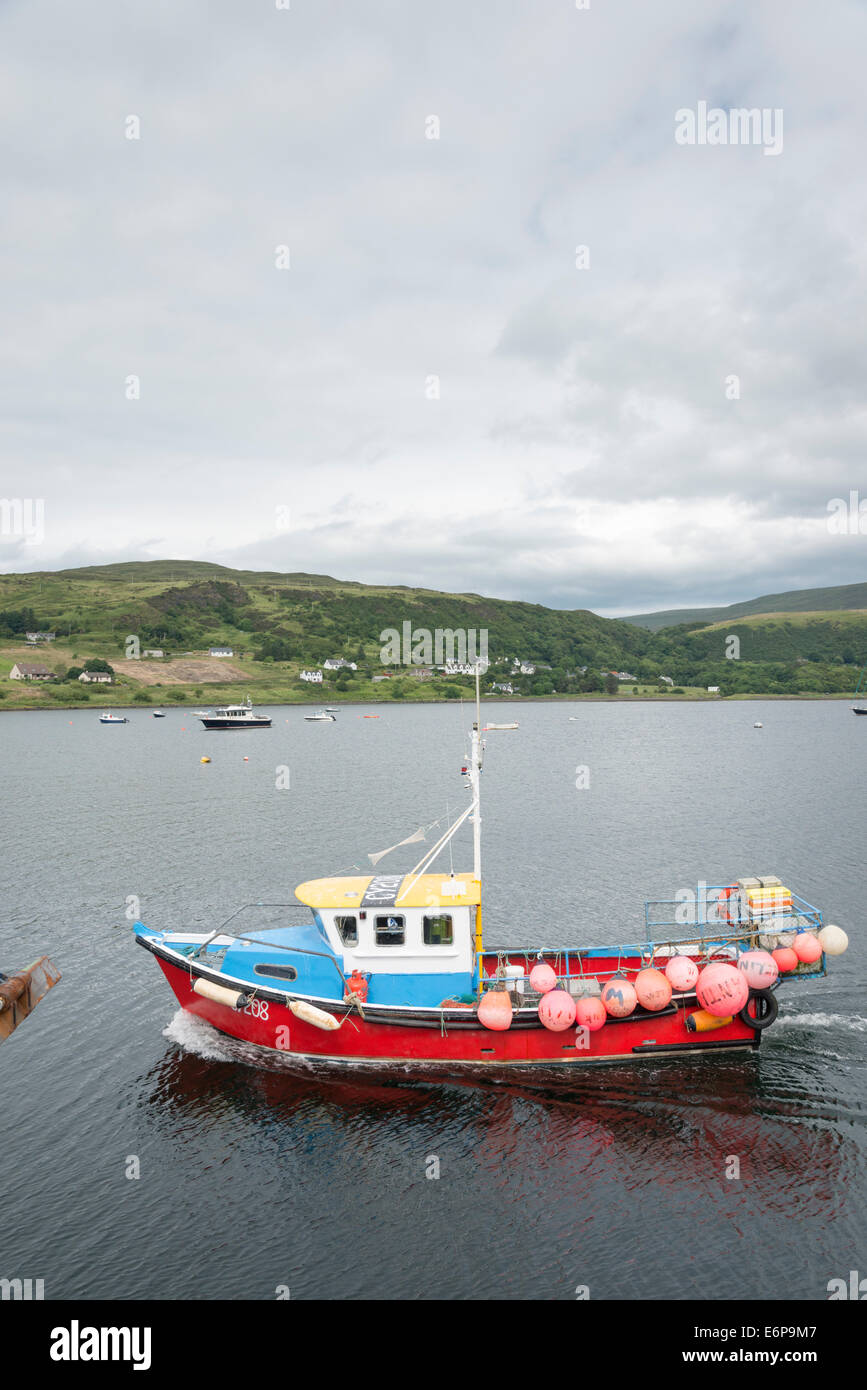 Einem kommerziellen Fischerboot in der Bucht und den Hafen von Uig Isle Of Skye Schottland. Stockfoto