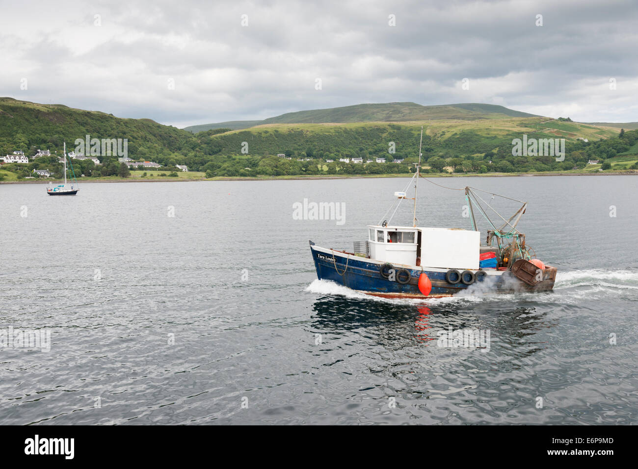 Einem kommerziellen Fischerboot in der Bucht und den Hafen von Uig Isle Of Skye Schottland. Stockfoto