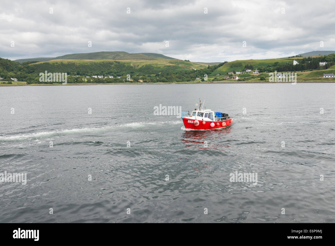 Einem kommerziellen Fischerboot in der Bucht und den Hafen von Uig Isle Of Skye Schottland. Stockfoto