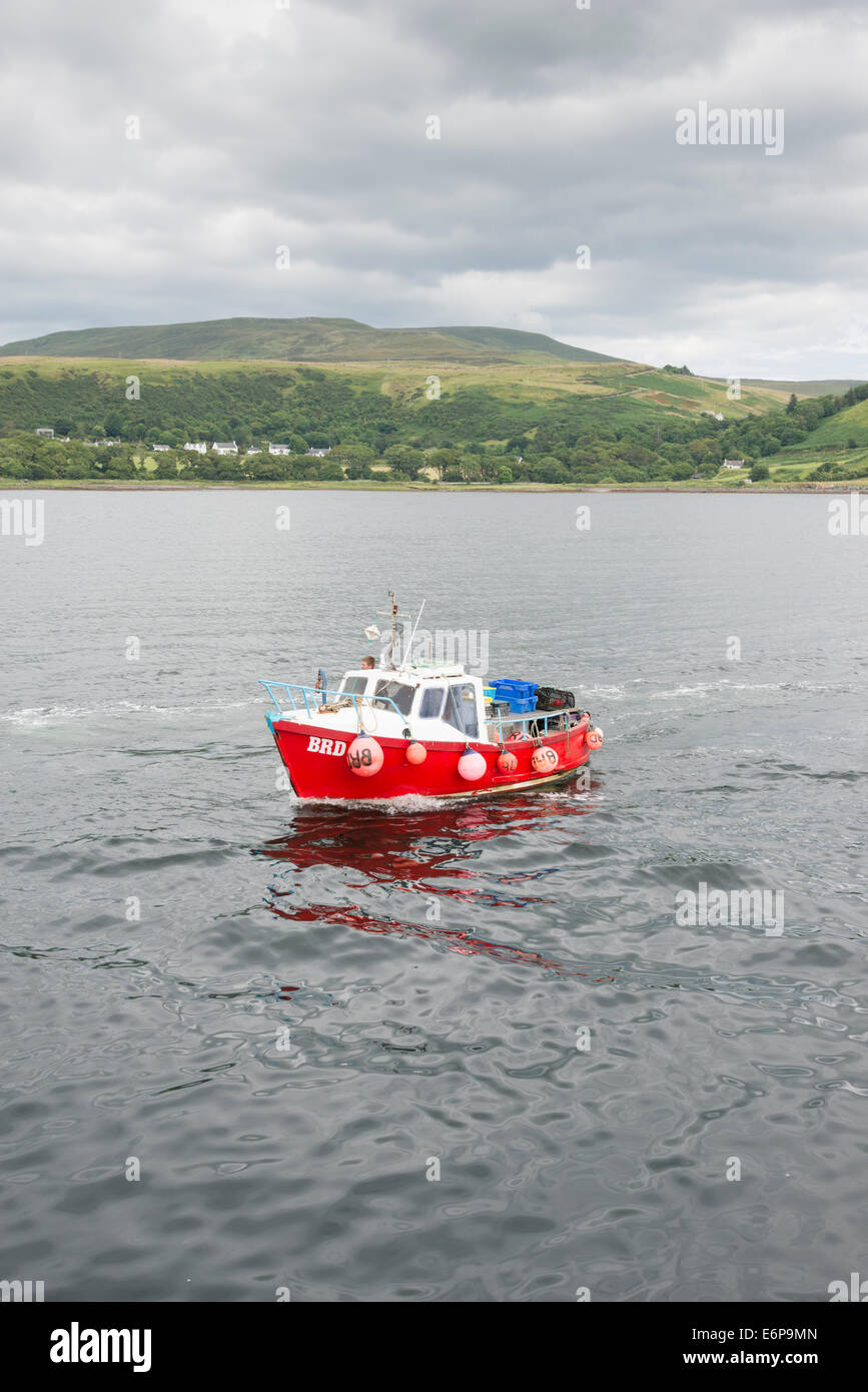 Einem kommerziellen Fischerboot in der Bucht und den Hafen von Uig Isle Of Skye Schottland. Stockfoto
