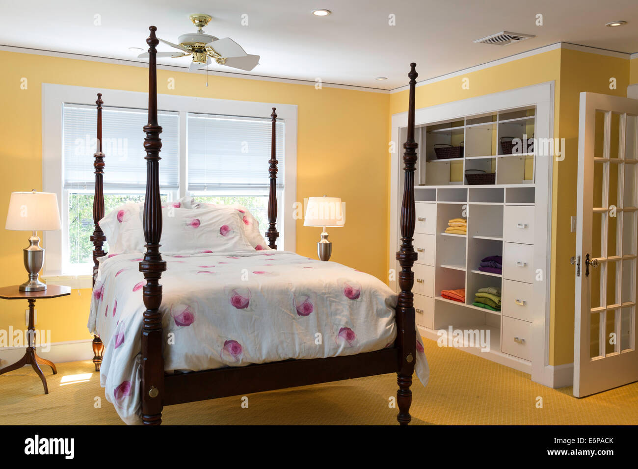 Einladende gelbe Schlafzimmer, USA Stockfoto
