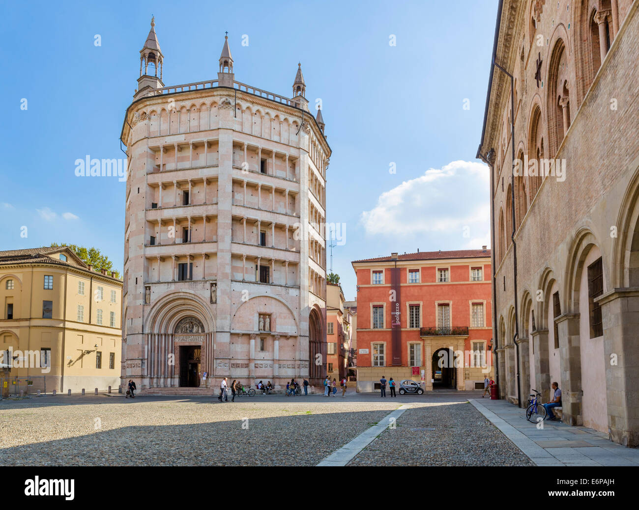 Das historische mittelalterliche Baptisterium von der Piazza Duomo, Parma, Emilia Romagna, Italien Stockfoto