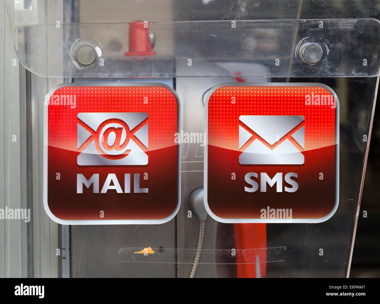 Telefonzelle mit e-Mail- und Sms-Services, Reggio Emilia (Reggio Emilia), Emilia Romagna, Italien Stockfoto