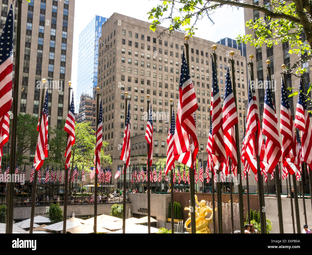 Amerikanische Flaggen im Rockefeller Center Plaza, New York Stockfoto