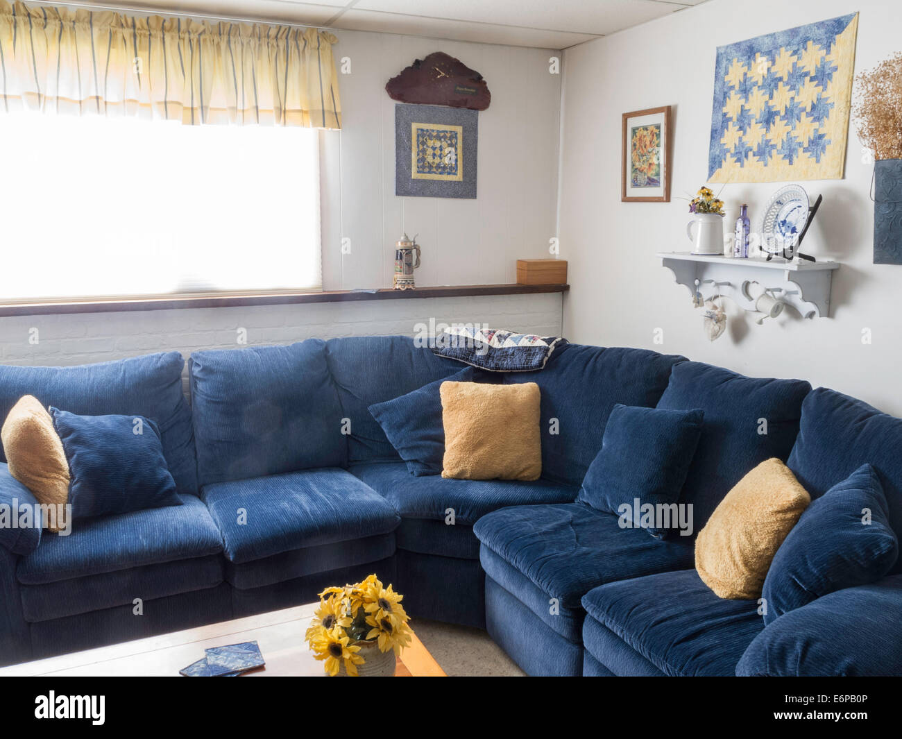 Komfortable Familienzimmer mit Sofas und Couchtisch, USA Stockfoto