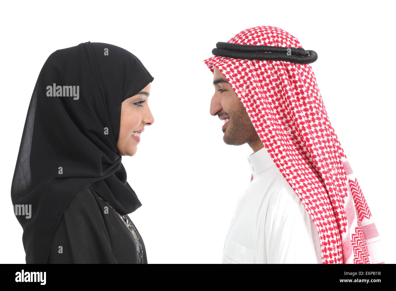Seitenansicht eines Arabische saudi Ehepaar suchen einander isoliert auf weißem Hintergrund Stockfoto