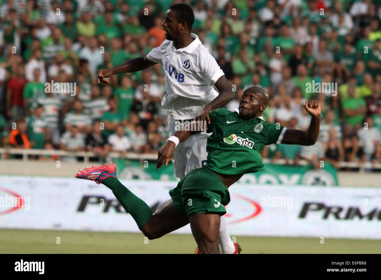 Nikosia, Zypern. 28. August 2014. Pote Omonoia und Douglas Dinamo Moskva während ihrer Europa League Play-offs zweiten Bein Fußballspiel im GSP-Stadion in Nikosia, Zypern, Donnerstag, 28. August 2014 Credit: Yiannis Kourtoglou/Alamy Live News Stockfoto