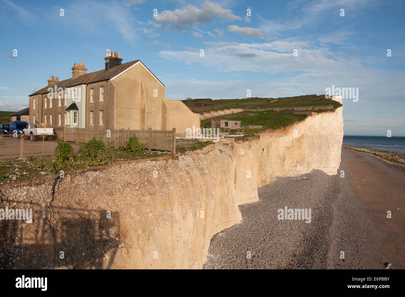 Küstenwache Hütten & Klippe Erosion, Birling Gap, East Sussex Stockfoto