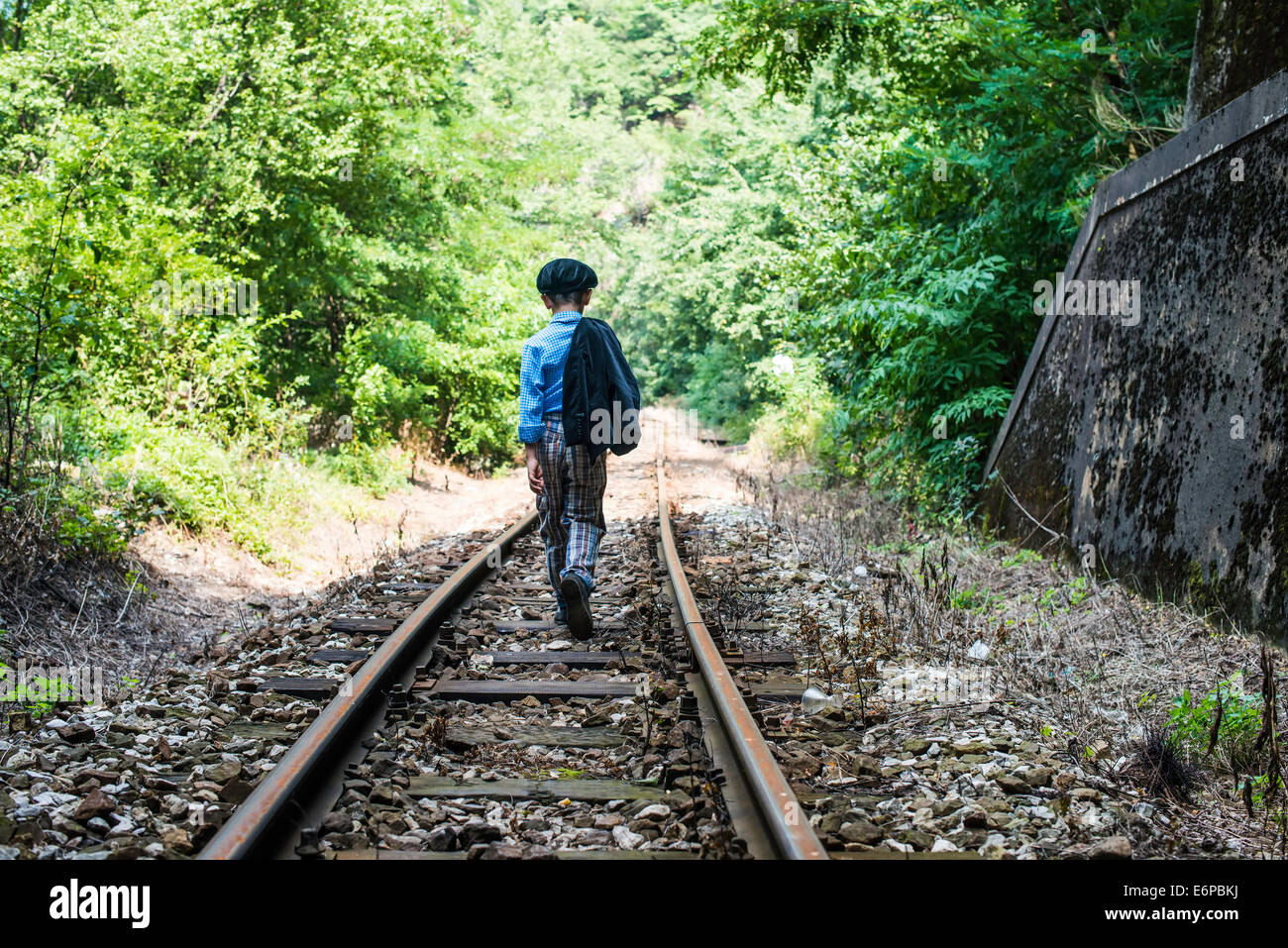 Kind zu Fuß am Bahnhof Stockfoto