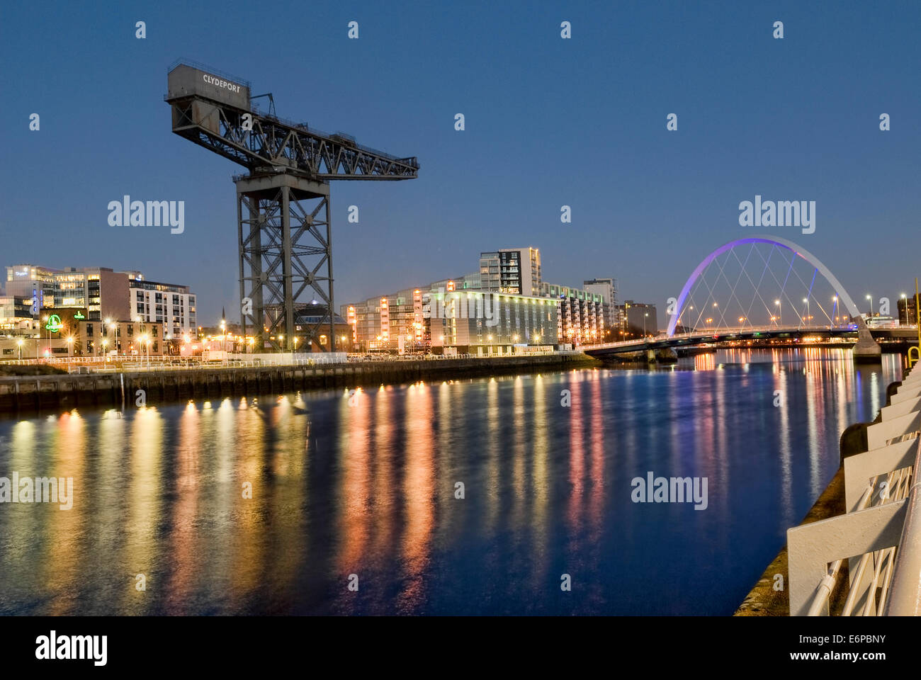 Nacht-Bild von Glasgow und des Flusses Clyde Finnieston Crane und Clyde Arc Brücke zeigen. Stockfoto