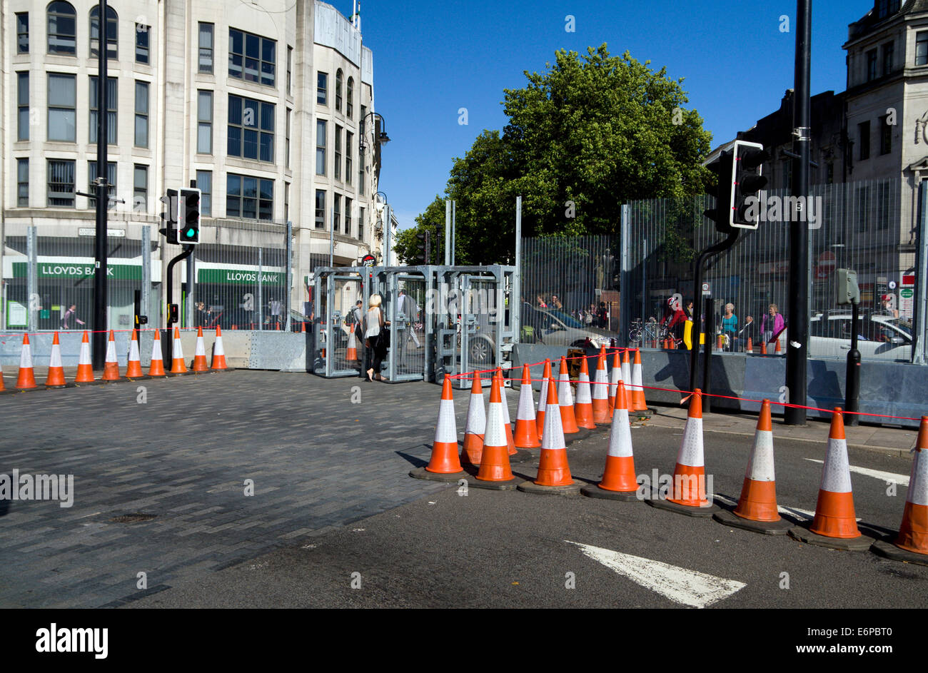 Edelstahl Zäune rund um Cardiff Castle für Nato-Gipfel, September 2014, Wales, Großbritannien. Stockfoto