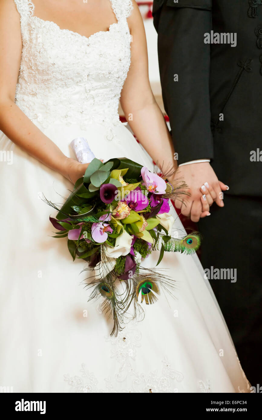 Braut hält schöne Brautstrauß Orchideen und calla Stockfoto