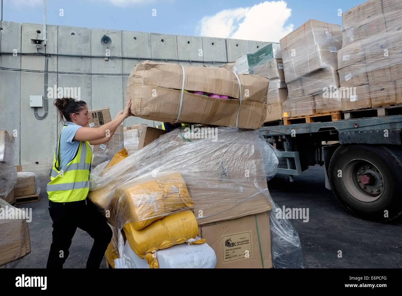 Israelische Sicherheitspersonal inspiziert Waren, bevor sie am Grenzübergang Kerem Shalom an der Kreuzung der Grenze zwischen Gazastreifen und Israel und der Grenze zwischen Gaza und Ägypten nach Gaza verlegt wird. Israel Stockfoto