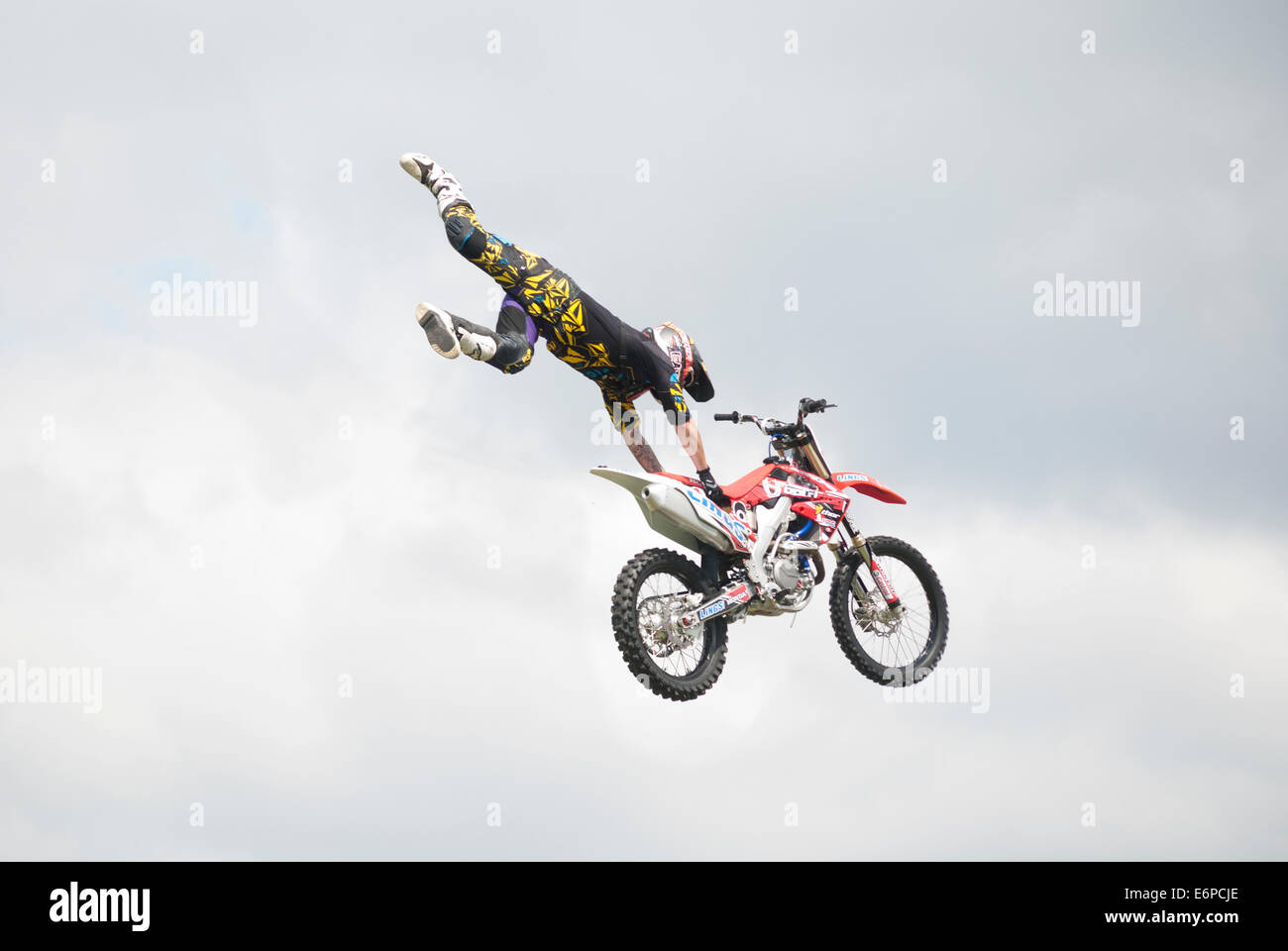 Mitglied des Bolddog Lings Freestyle Display Stunt Teams führt Stunt auf der Glasgow Show in Glasgow Green. Stockfoto