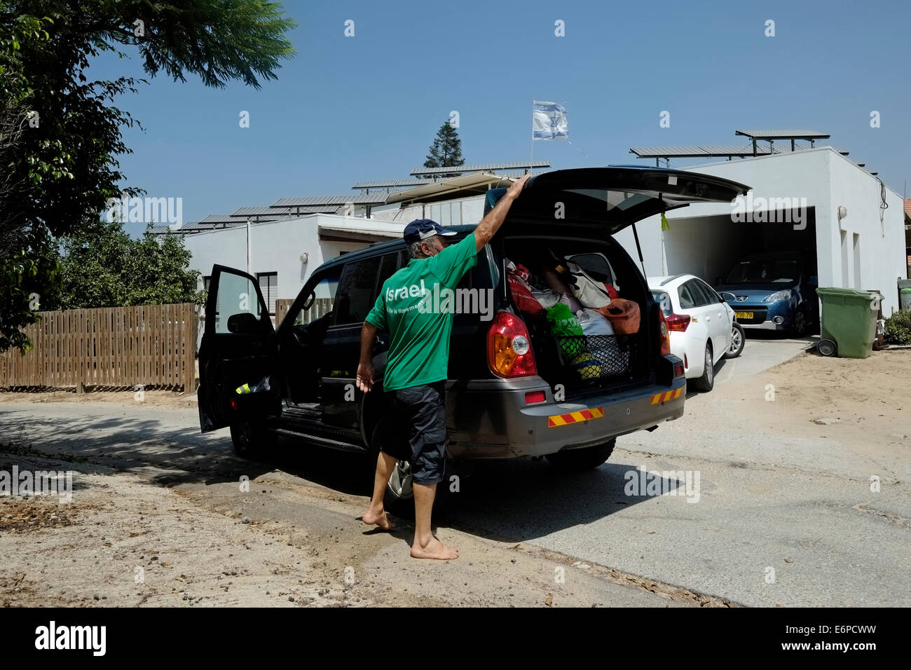 Netiv Haasara, Israel. 28. August 2014. Anwohner, die Rückkehr in ihre Heimat in Netiv Haasara in Südrussland Israels am 28. August 2014. In Ermangelung einer technologischen Lösung wie Iron Dome geworden der relativ einfache Mörtel HamasÕ tödlichste Waffe gegen die Zivilbevölkerung der israelischen Gemeinschaften in der Nähe von Gaza-Streifen und als solche während der Kämpfe mit der Hamas, die meisten Gemeinden entlang der Grenze fast vollständig evakuiert wurden. Bildnachweis: Eddie Gerald/Alamy Live-Nachrichten Stockfoto