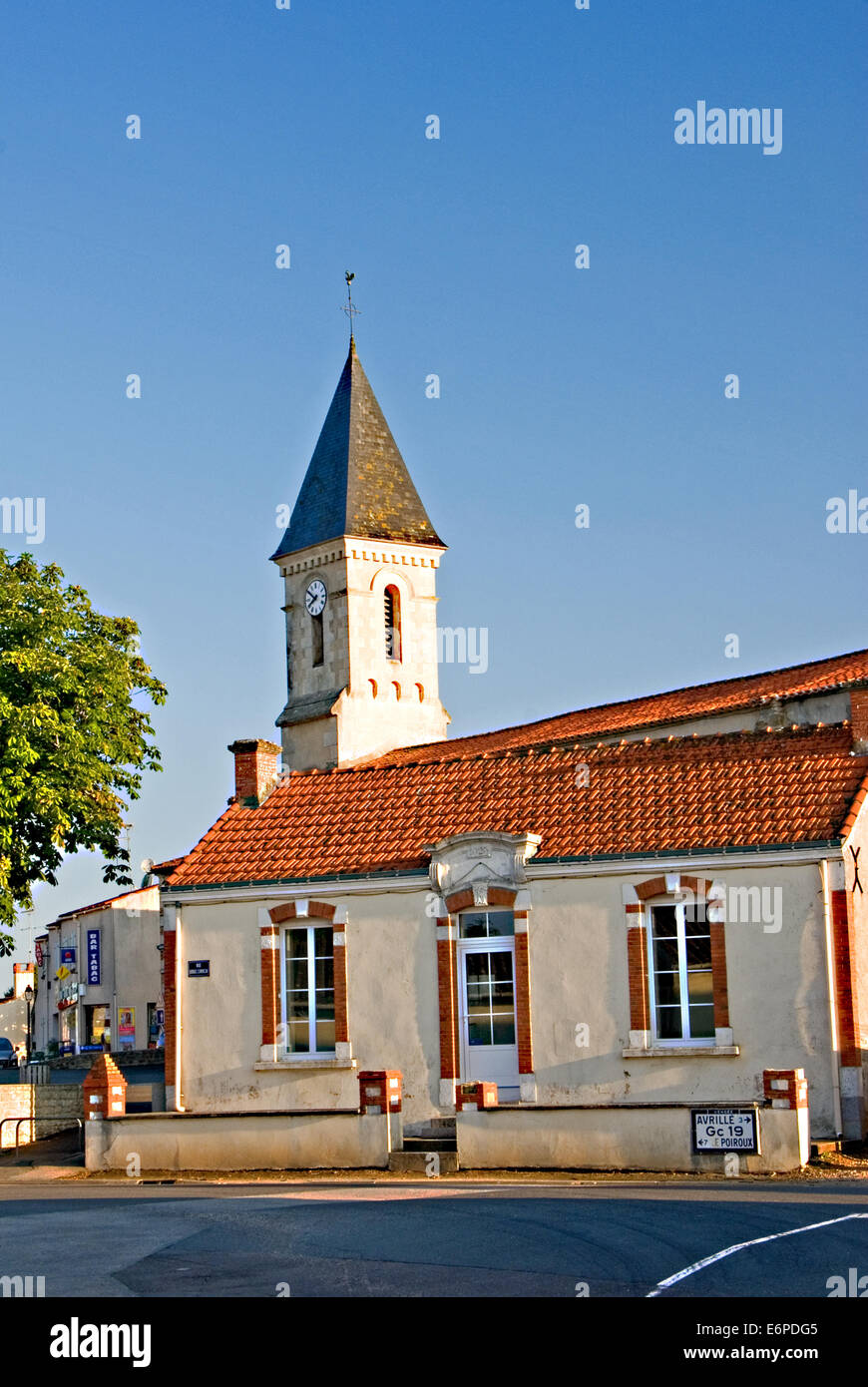 Dorfkirche in der Ortschaft St Hilaire de Foret in der Vendee in Frankreich. Stockfoto