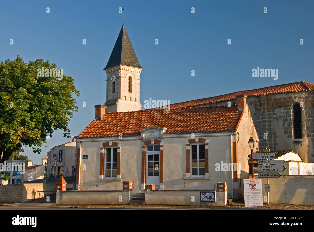 Dorfkirche in der Ortschaft St Hilaire de Foret in der Vendee region Stockfoto