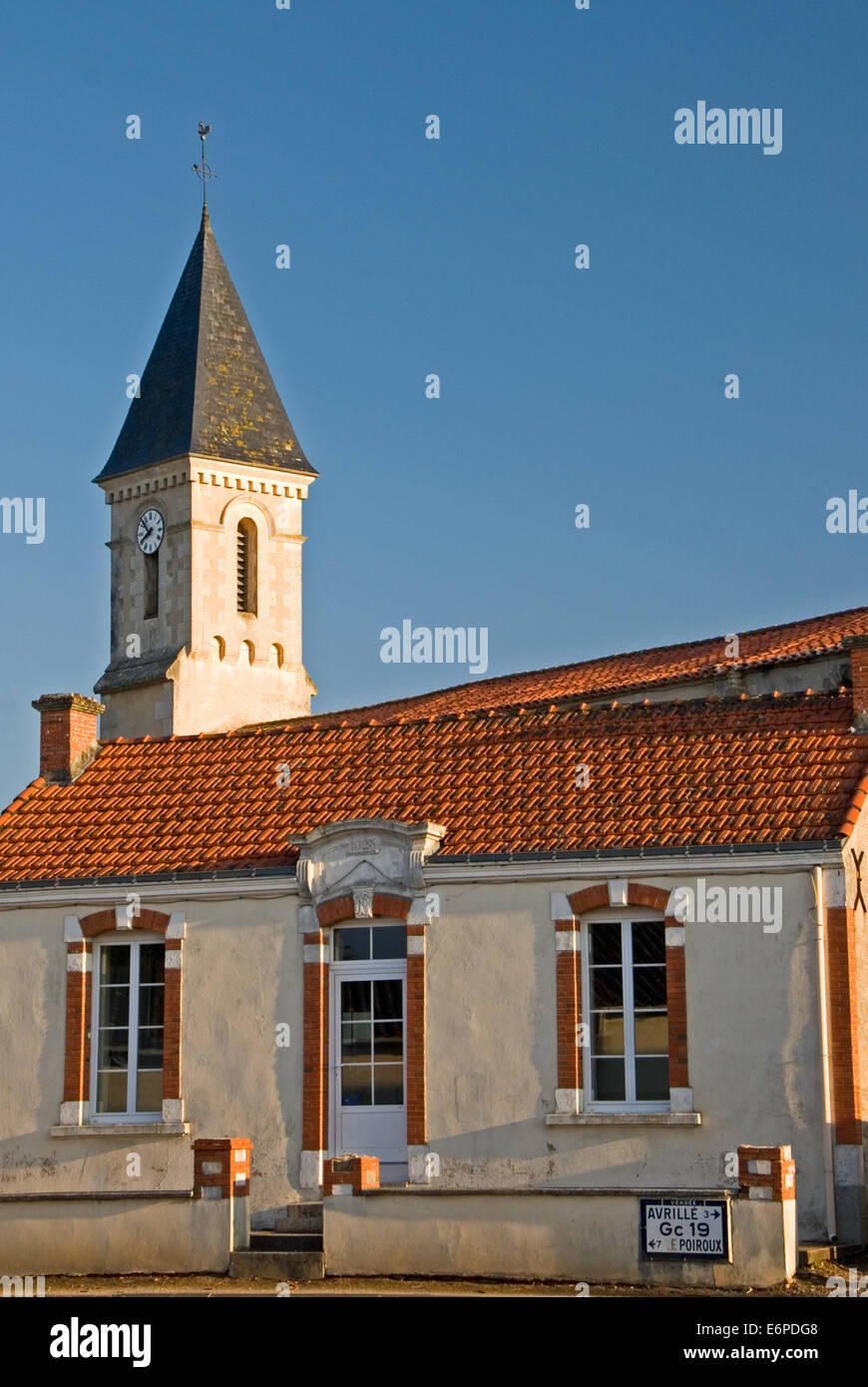 Dorfkirche in der Ortschaft St Hilaire de Foret, in der Vendee in Frankreich. Stockfoto