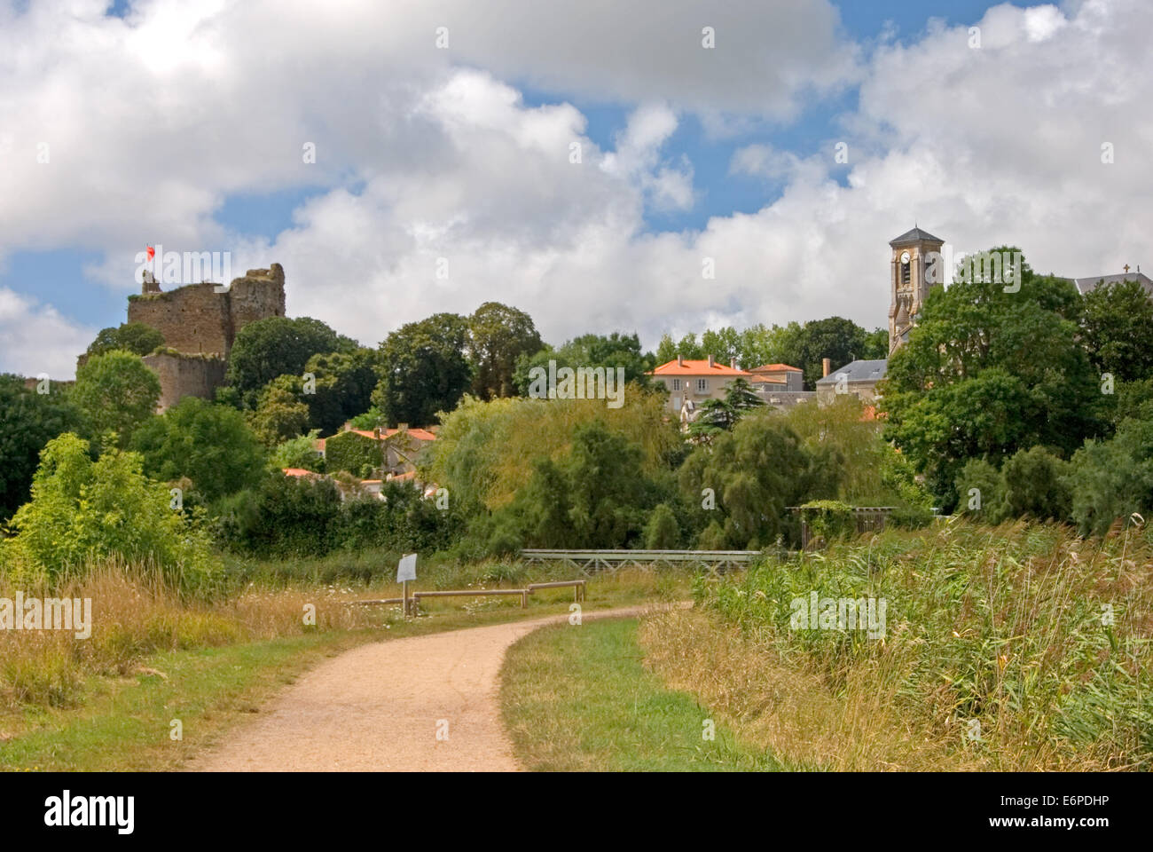 Talmont St Hilaire mit seiner Burgruine und reich verzierten Stadtkirche. Das Schloss war einst die Heimat von Richard Löwenherz. Stockfoto