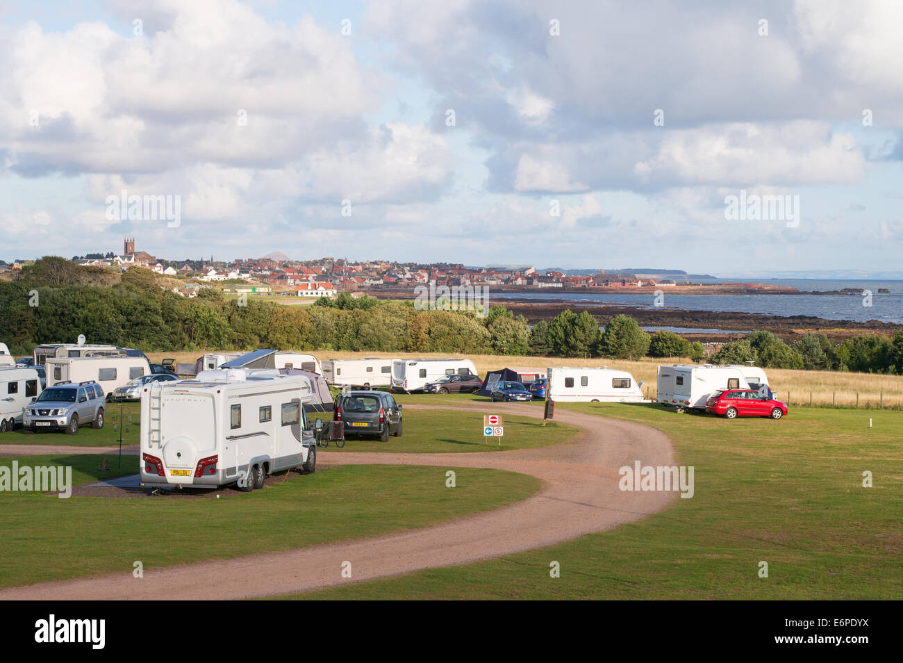Campingplatz mit Dunbar im Hintergrund, East Lothian, Schottland, Europa Stockfoto