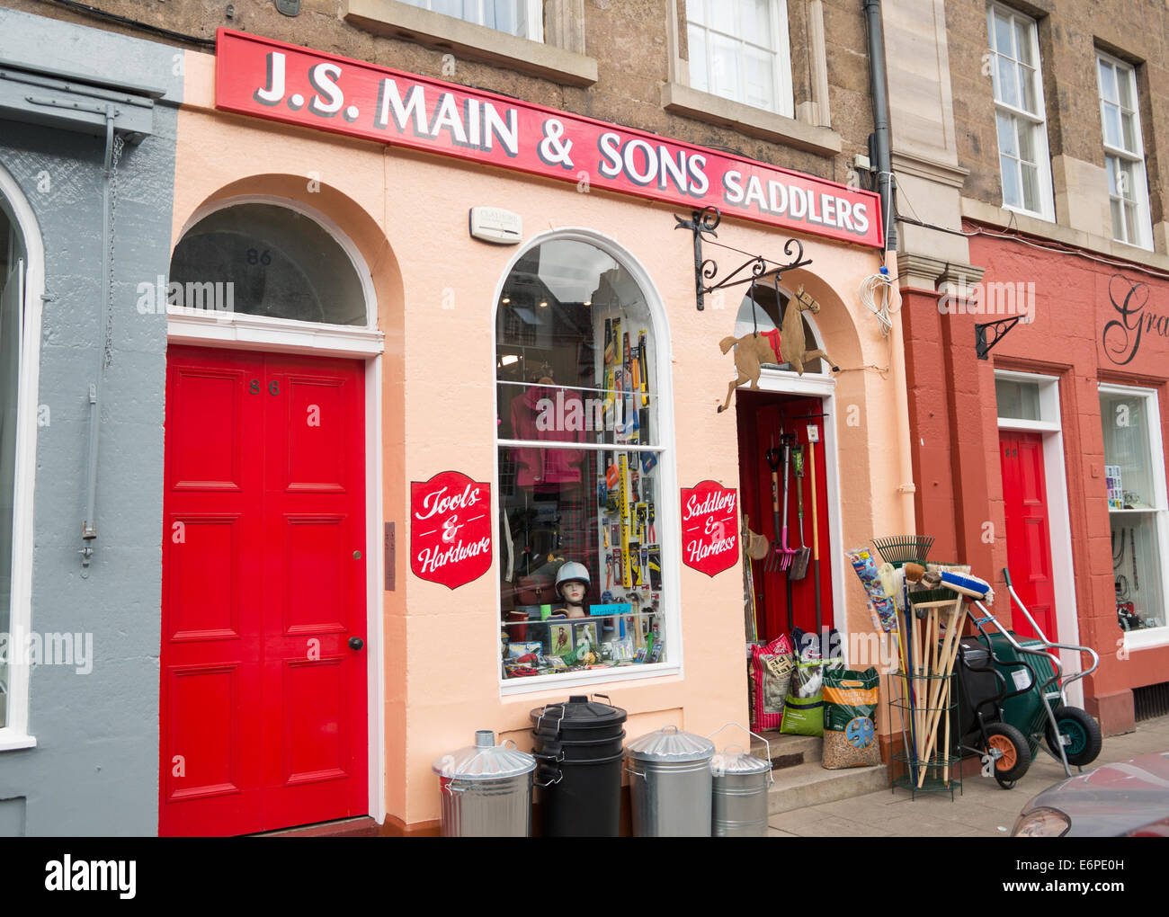 J S Main Sattler Shop, High Street, Haddington, East Lothian, Schottland, Europa Stockfoto