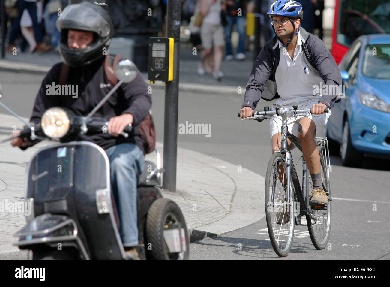 Ein Motorradfahrer und Radfahrer um einen Kreisverkehr in London reisen Stockfoto