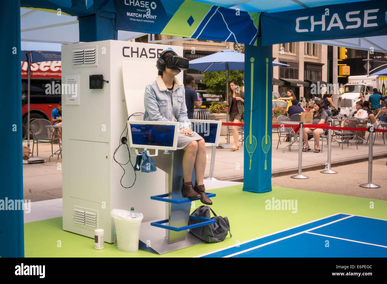 Besucher zum Madison Square in New York ausprobieren das neue Oculus Rift-virtual-Reality-Gerät bei einer demonstration Stockfoto