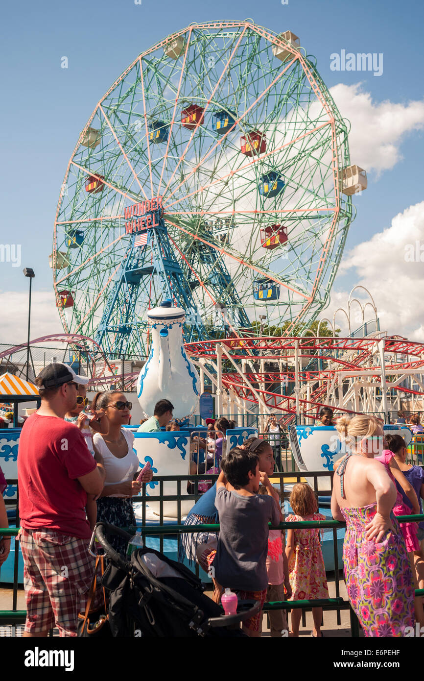 Familien im Luna Park auf Coney Island in Brooklyn in New York Stockfoto