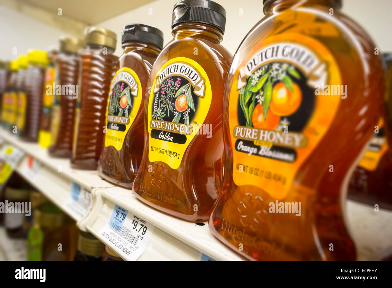 Flaschen "Produkt der USA" Honig sind in einem Supermarkt in New York gesehen. Stockfoto
