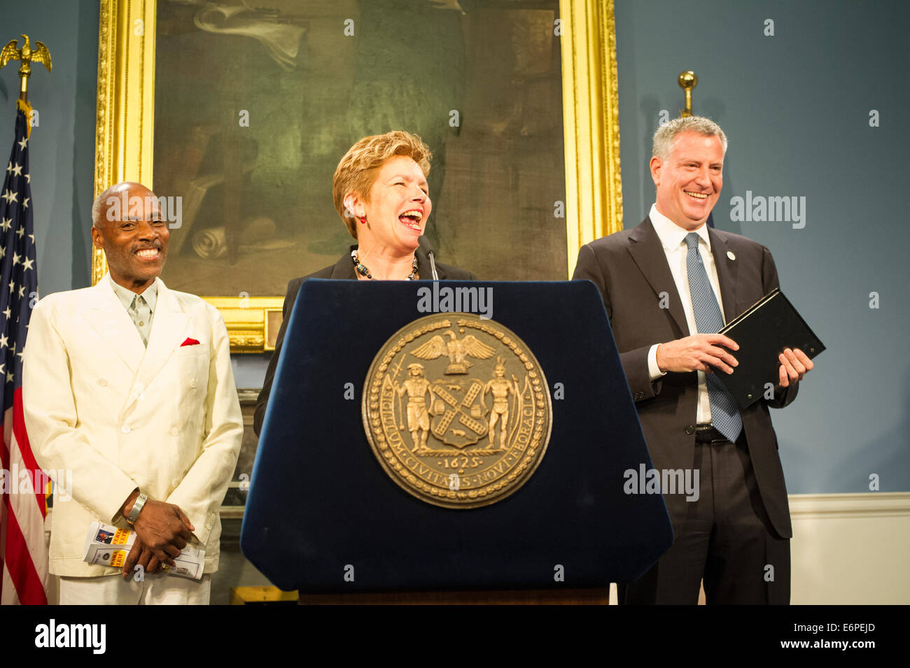 New Yorker Bürgermeister Bill De Blasio, Recht, ernennt Loree Sutton, zentrieren, Beauftragter für das Bürgermeisteramt der Veterans' Affairs Stockfoto