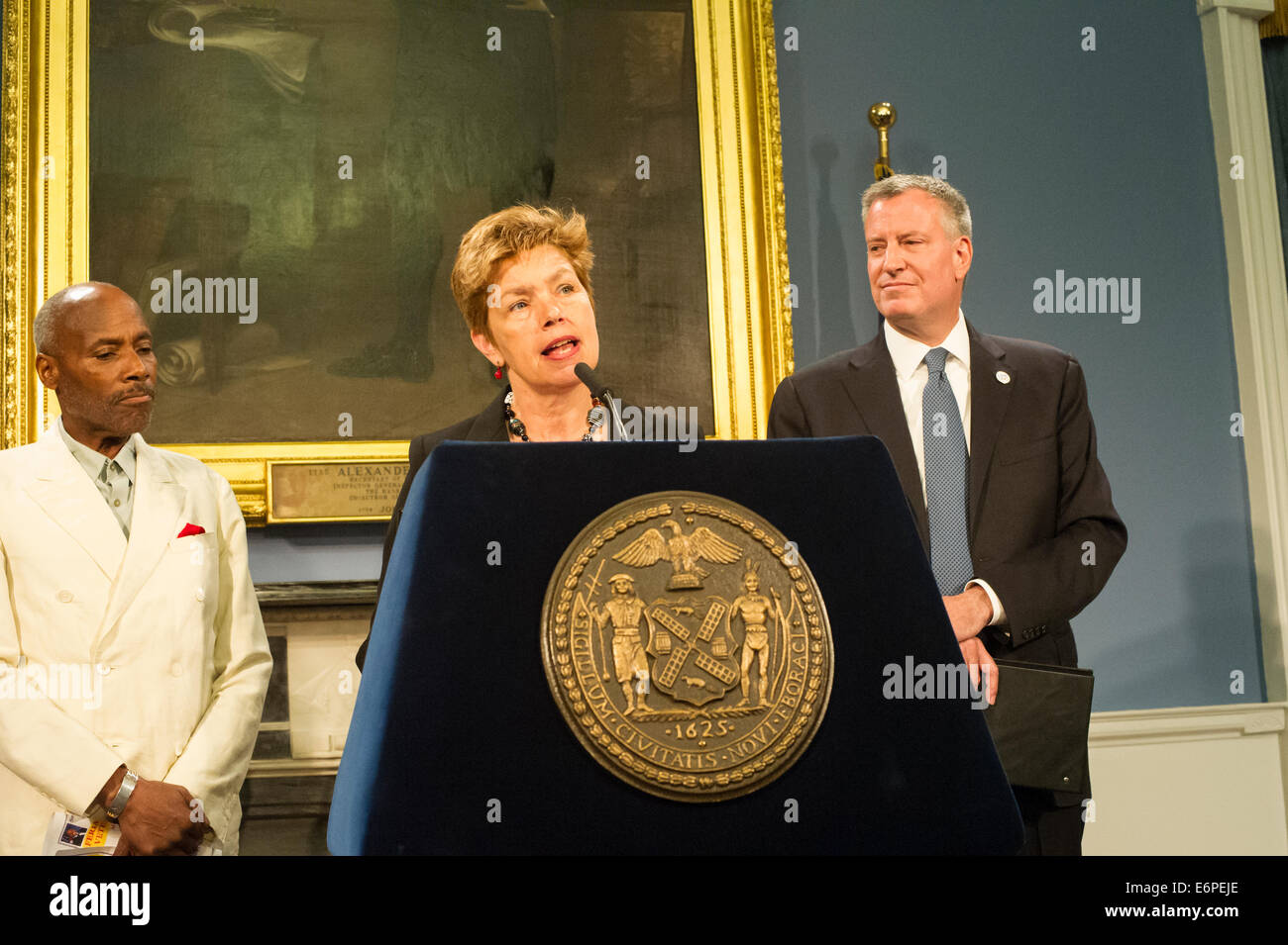 New Yorker Bürgermeister Bill De Blasio, ernennt Loree Sutton, Zentrum, Kommissar des Bürgermeisters des Office of Veterans' Affairs Stockfoto