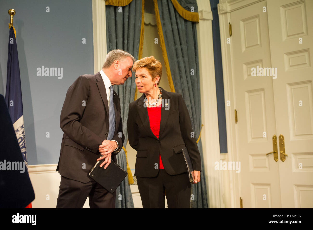 New Yorker Bürgermeister Bill De Blasio, spricht links, mit Loree Sutton, rechts, bei ihrer Ernennung Stockfoto