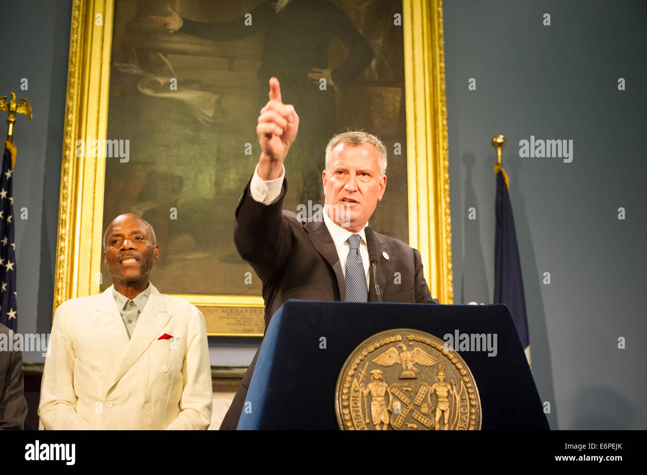 New Yorker Bürgermeister Bill De Blasio, am Podium, auf einer Pressekonferenz im blauen Zimmer, Rathaus Stockfoto