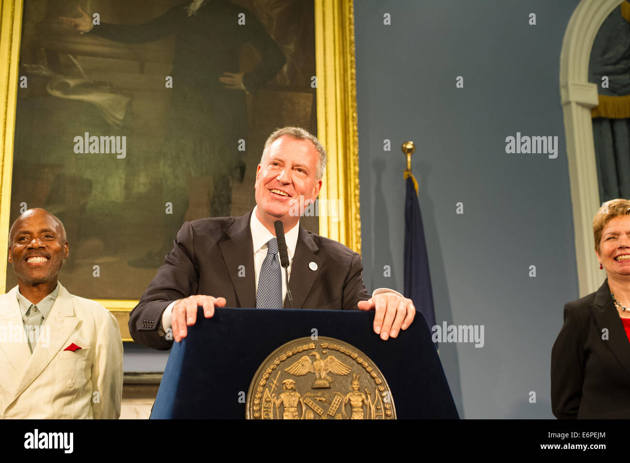 New Yorker Bürgermeister Bill De Blasio, am Podium, auf einer Pressekonferenz im blauen Zimmer, Rathaus Stockfoto