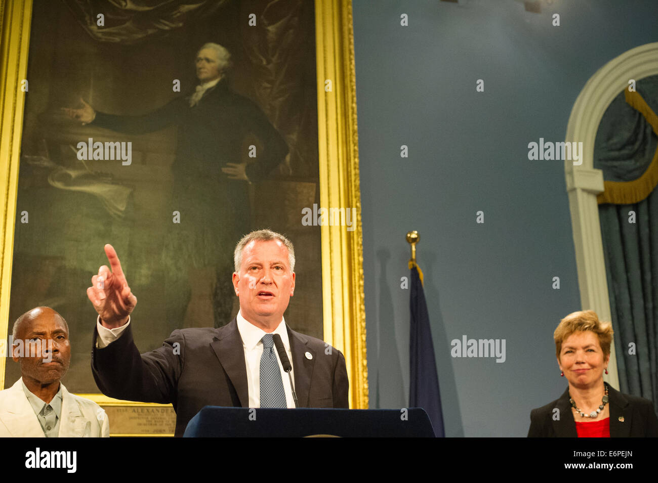 Zentrum der New Yorker Bürgermeister Bill De Blasio, ernennt Loree Sutton, rechts, Kommissar des Bürgermeisters des Office of Veterans' Affairs Stockfoto