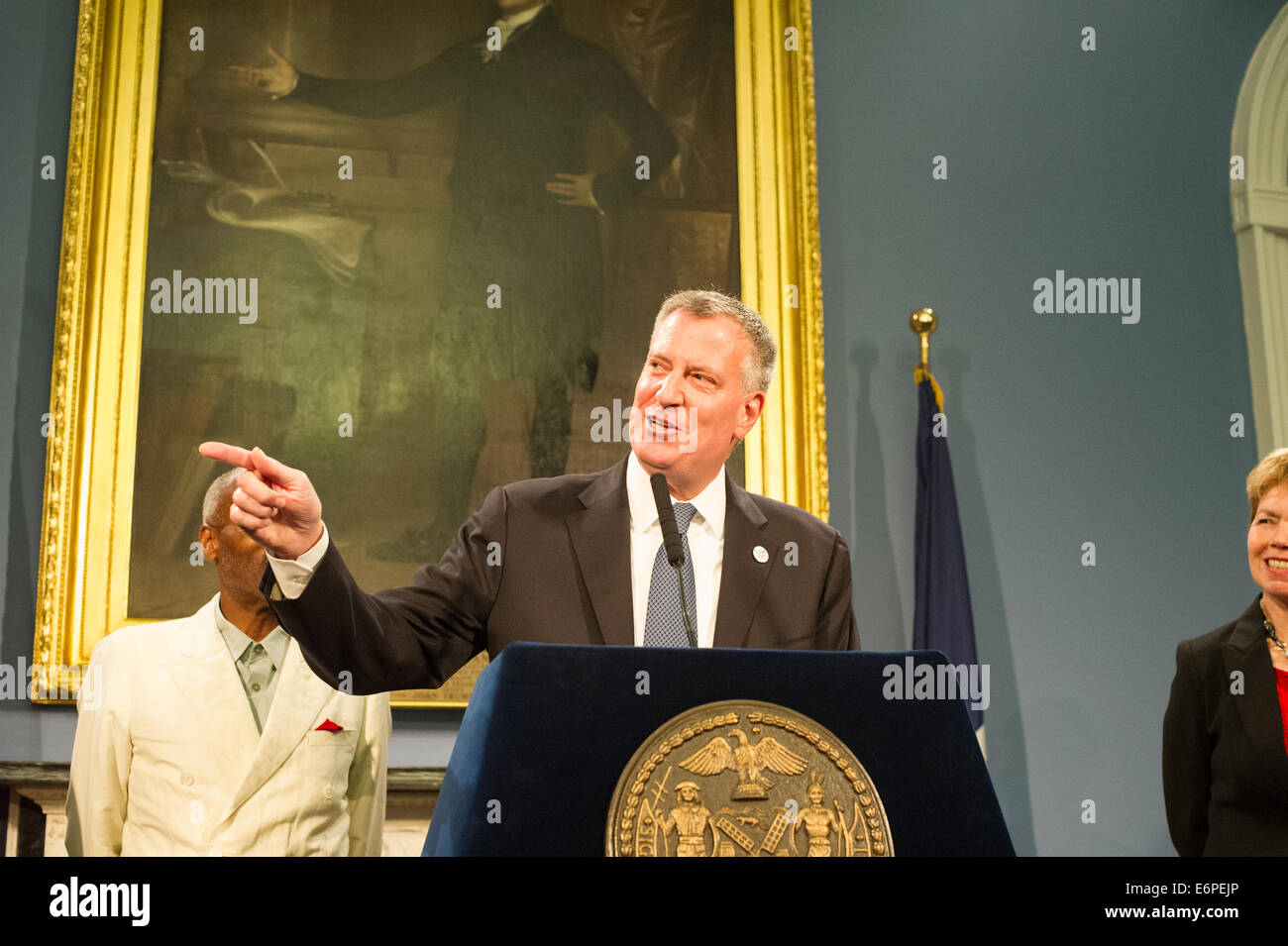 New Yorker Bürgermeister Bill De Blasio, am Podium, auf einer Pressekonferenz im blauen Zimmer, Rathaus Stockfoto