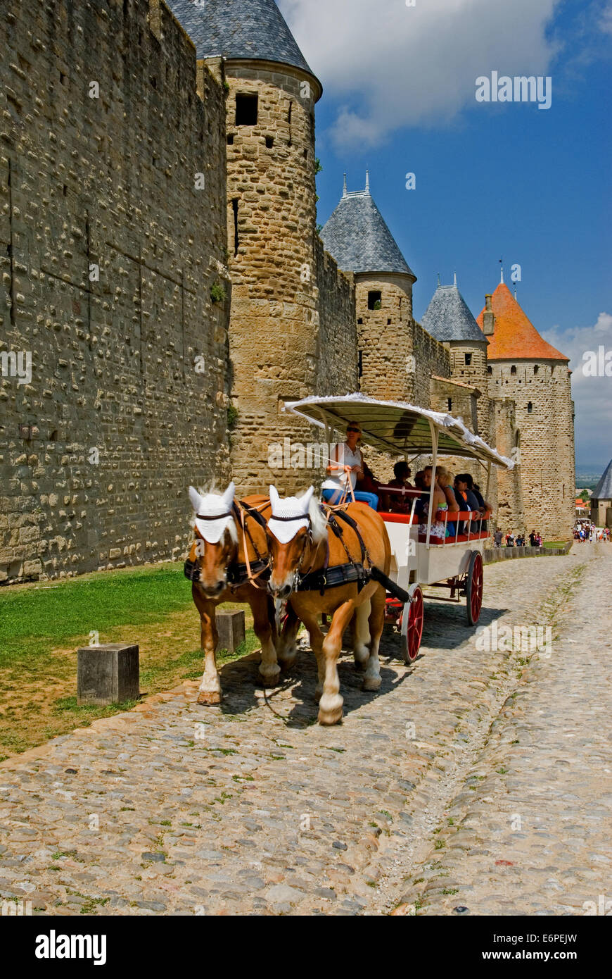 Die ummauerte Stadt von Carcassonne im Département Aude im Südwesten Frankreichs ist ein wichtiges touristisches Ziel und ein UNESCO-Welterbe Stockfoto
