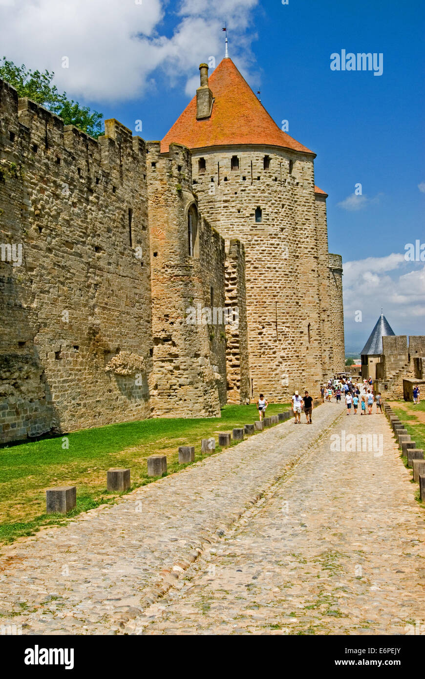 Carcassonne ist eines der Ikonischen Südwesten Frankreichs Städte und ein UNESCO-Weltkulturerbe, ist es ummauerten Stadt Touristen das ganze Jahr über. Stockfoto
