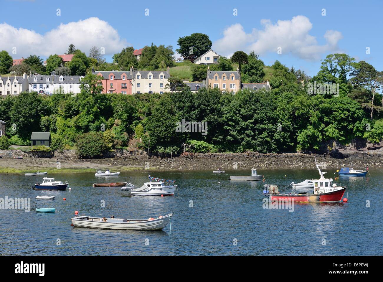 Häuser in Portree auf dem Hügel über der Bucht Stockfoto