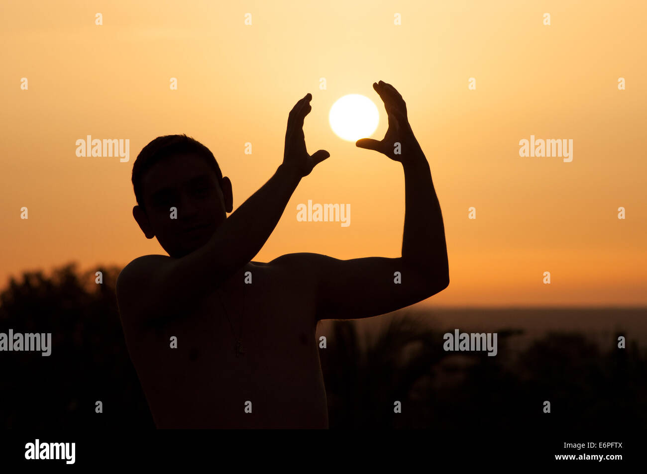 Mann, die Erfassung der Sonne Stockfoto